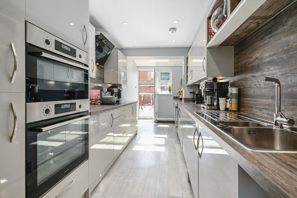 Property photo 1 of 11 Kitchen