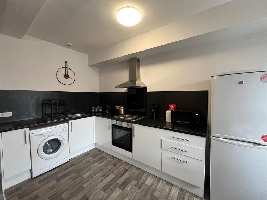 Property photo 3 of 10 Kitchen