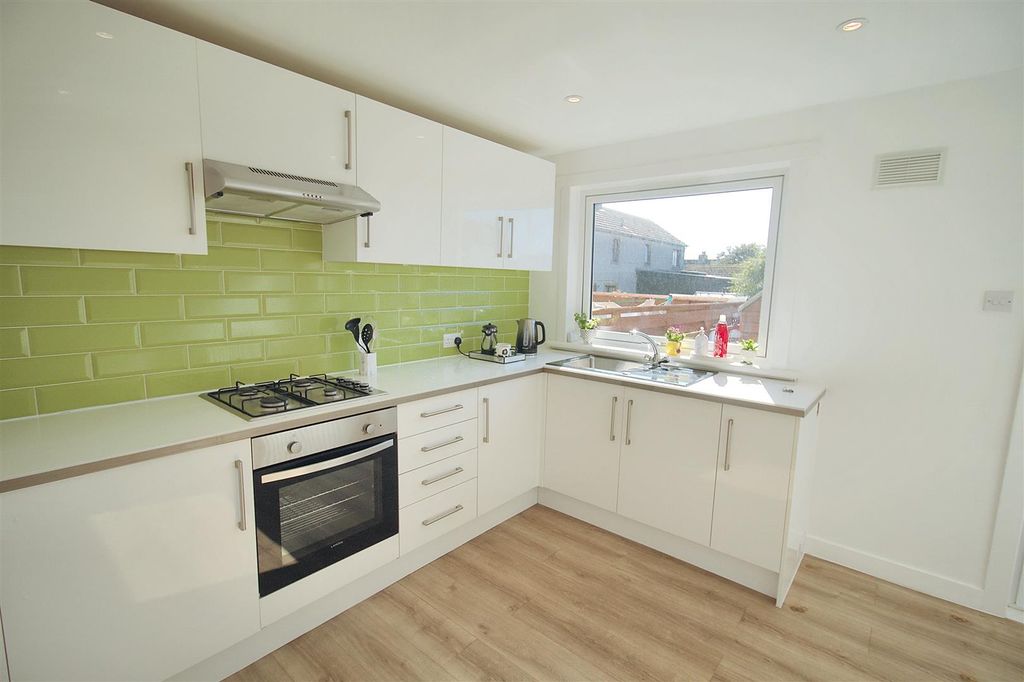 Property photo 3 of 7 Kitchen