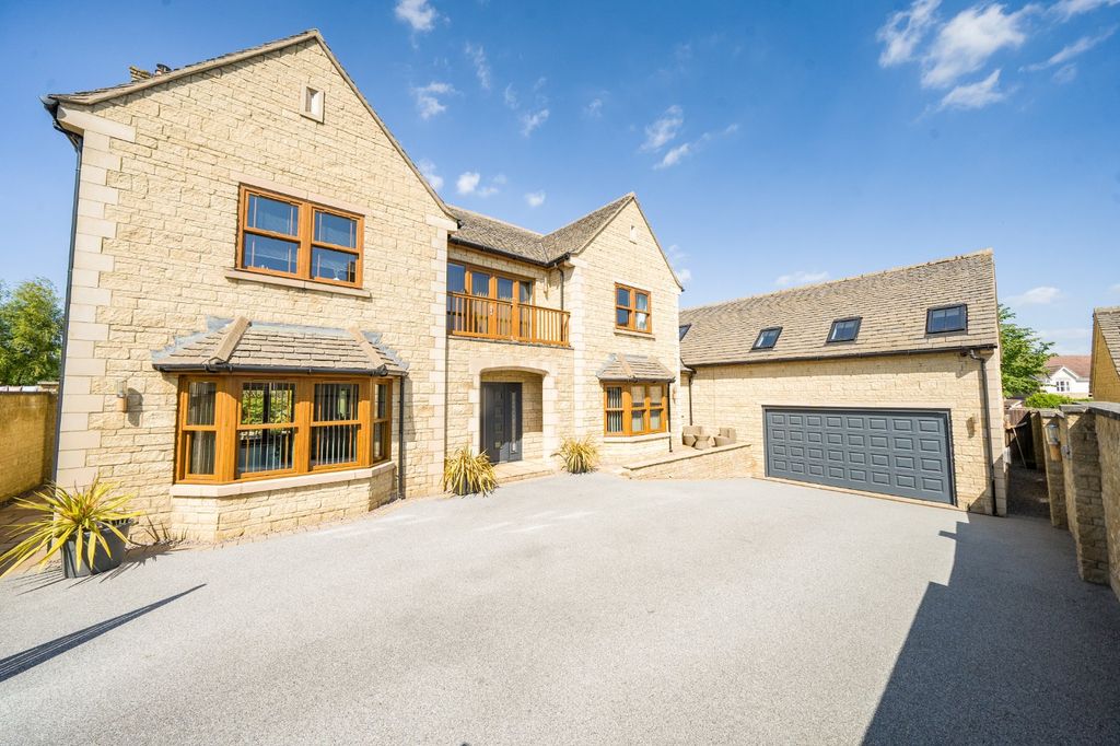 Property photo 1 of 56 Oakby House