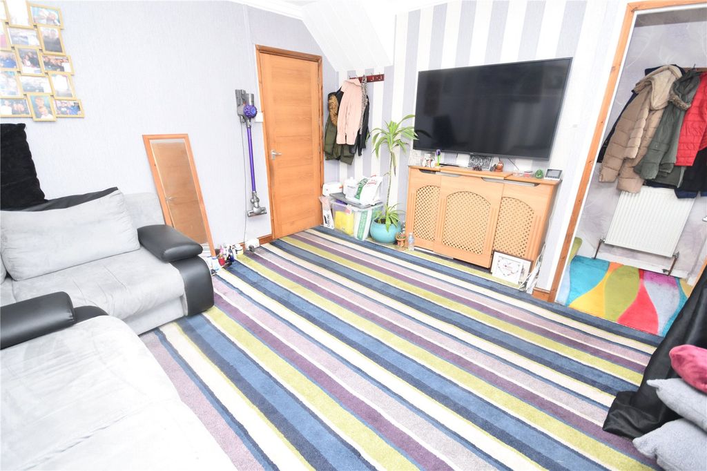 Property photo 3 of 20 Lounge