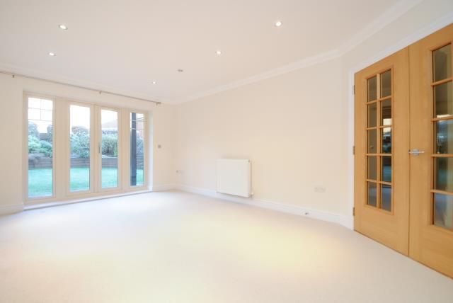 Property photo 3 of 8 Lounge