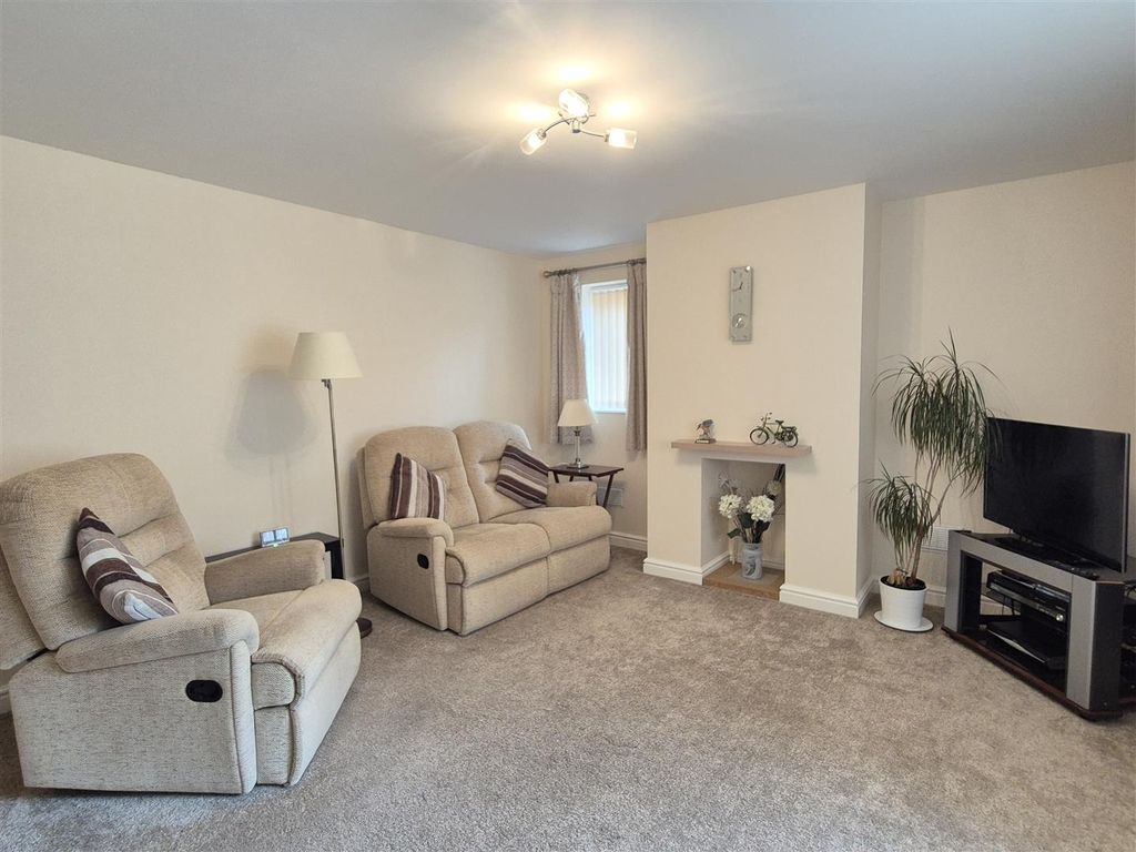 Property photo 3 of 14 Lounge