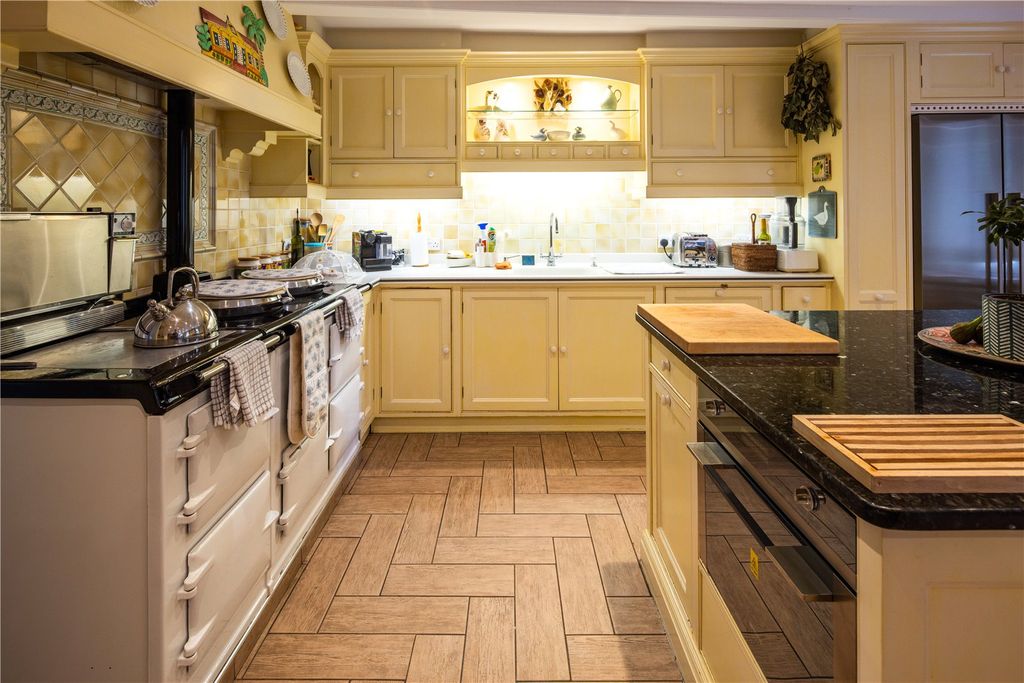 Property photo 3 of 19 Kitchen