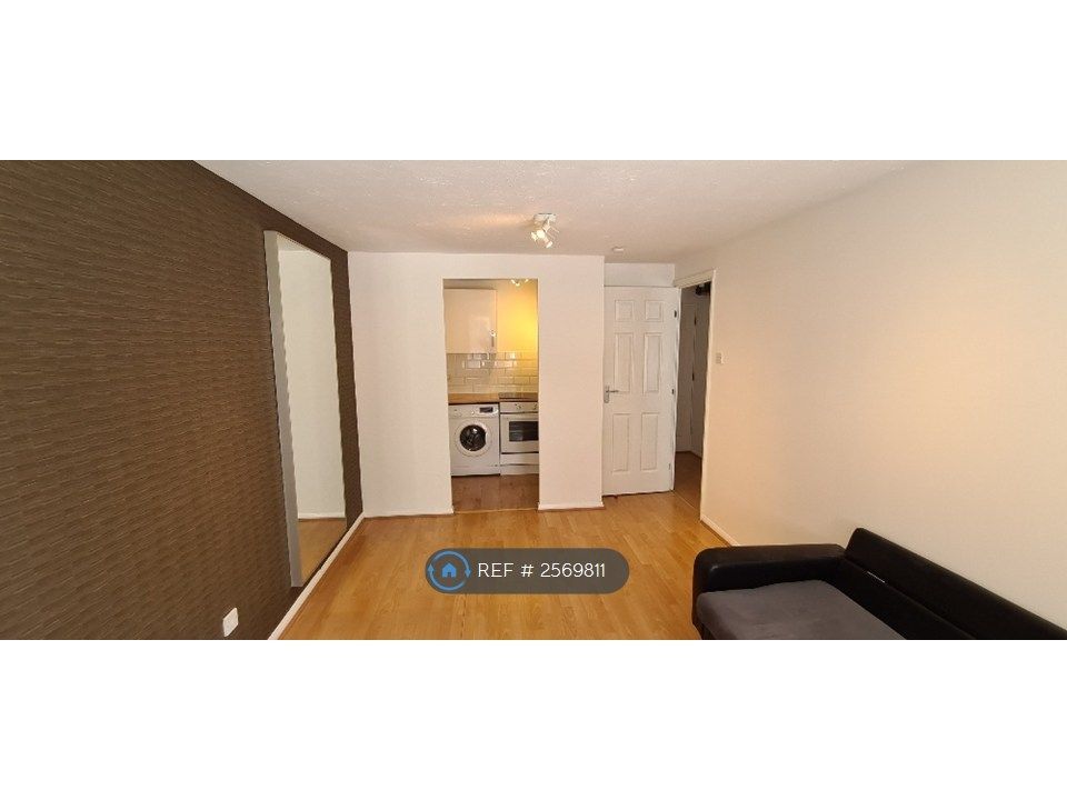 Property photo 1 of 8 Spacious Lounge