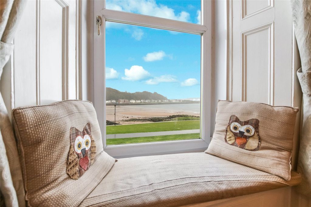 Property photo 2 of 19 Window Seat