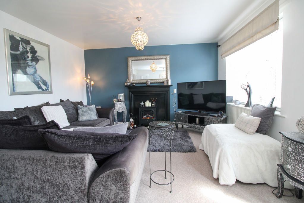 Property photo 2 of 19 Lounge