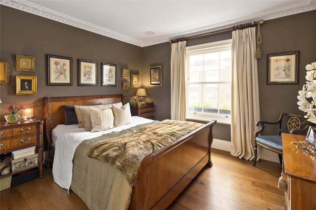 Property photo 3 of 9 Principal Bedroom
