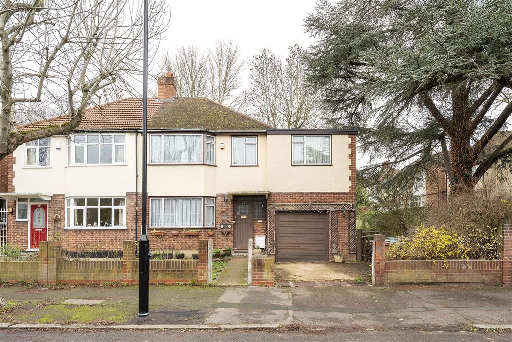 Property photo 1 of 30 Waterhall Avenue, E4
