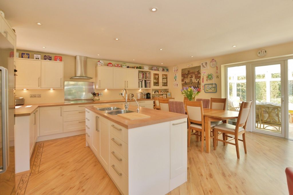 Property photo 3 of 19 Kitchen/Dining Room
