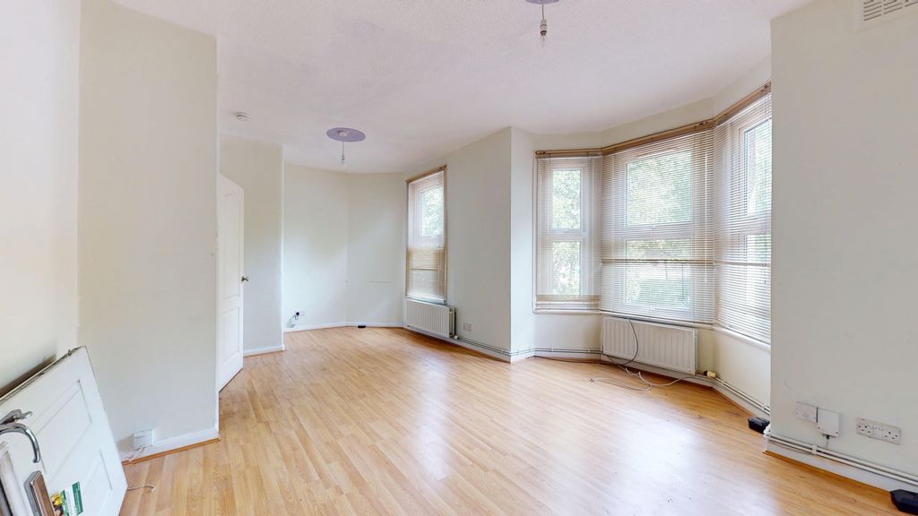 Property photo 3 of 14 180 Markhouse Road, Walthamstow, London, E17 8Bj