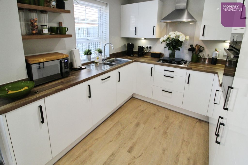 Property photo 3 of 14 Dining Kitchen