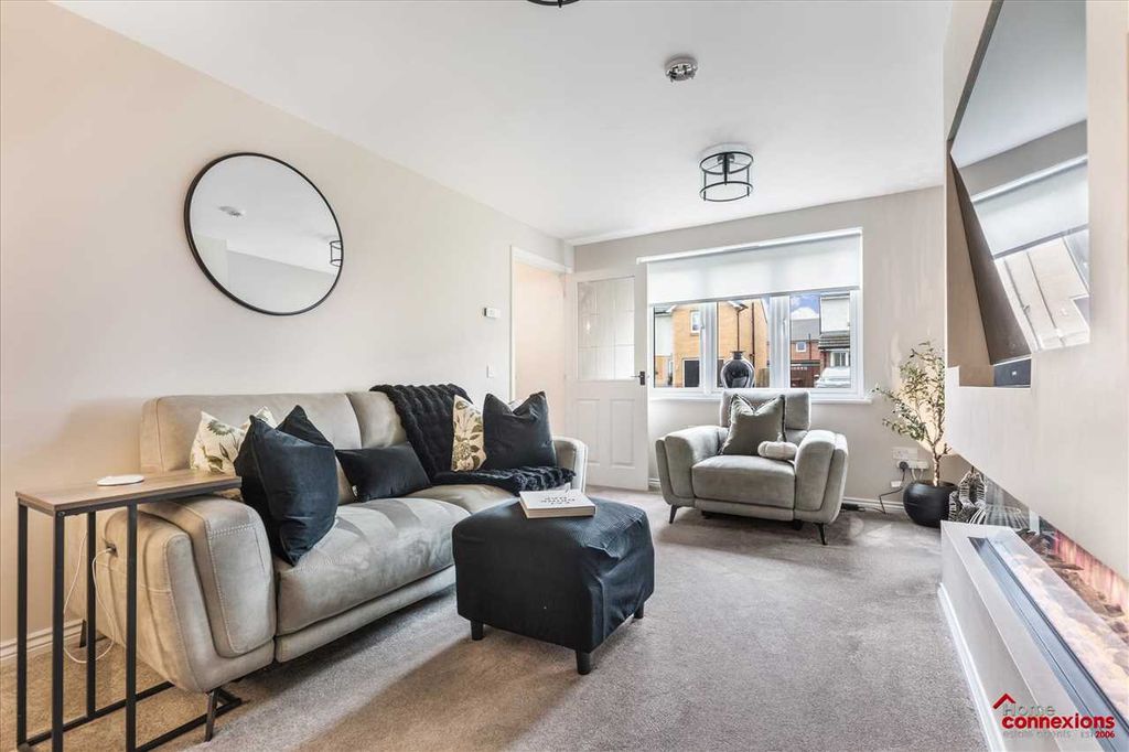 Property photo 2 of 33 Lounge (1)