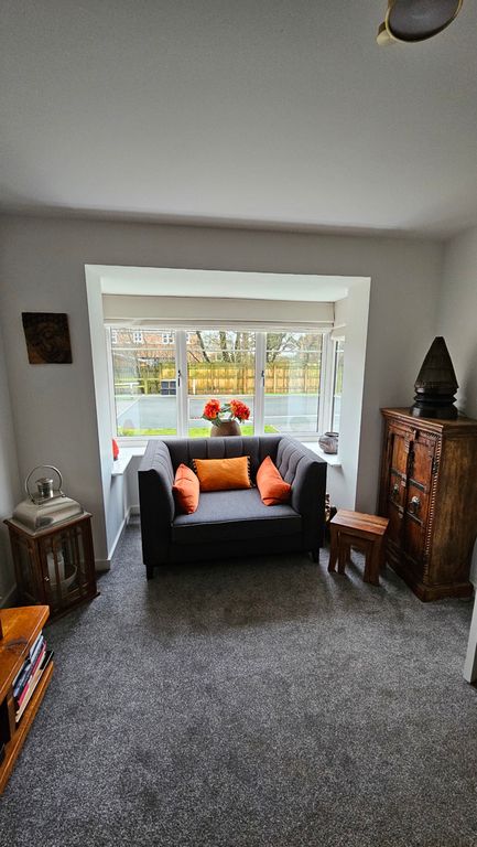 Property photo 3 of 17 Lounge