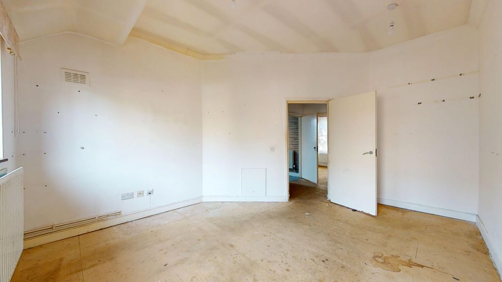 Property photo 3 of 12 Flat 4, 245/249 Cavendish Road, Balham, London, Sw12 0Bp