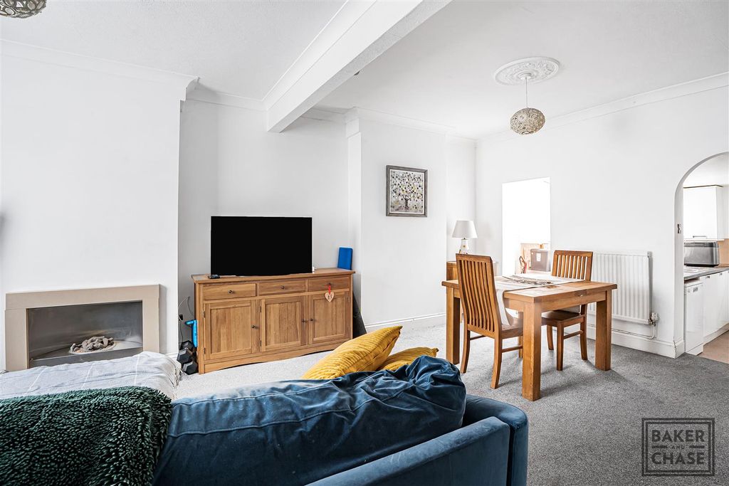 Property photo 3 of 22 Lounge