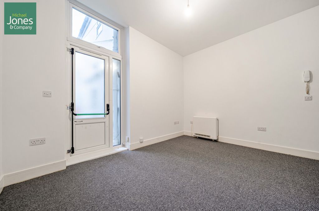 Property photo 3 of 14 Studio