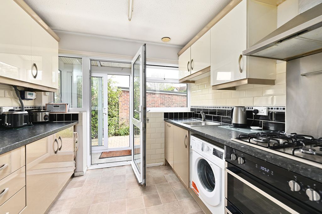 Property photo 3 of 9 11 Parkhill Rd (7)