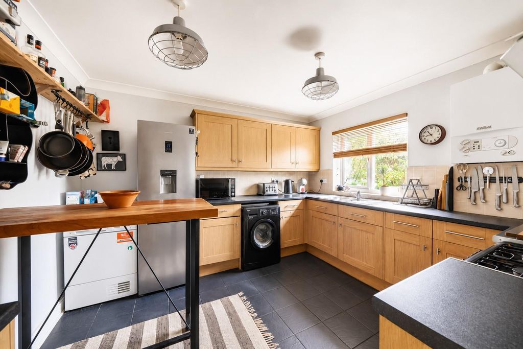 Property photo 3 of 19 Kitchen