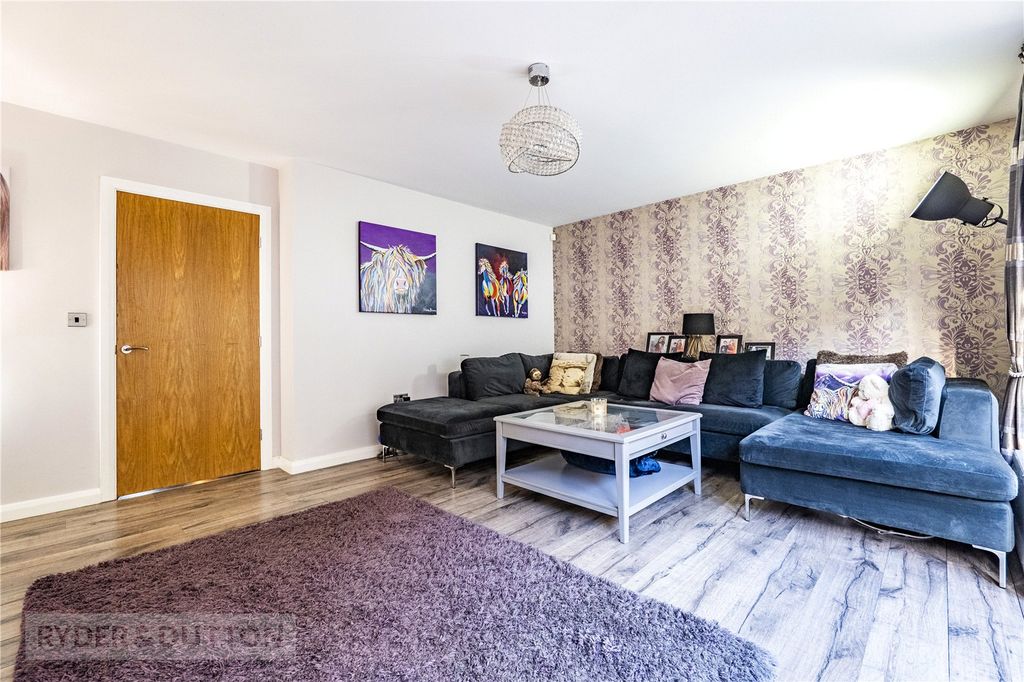 Property photo 3 of 23 Lounge