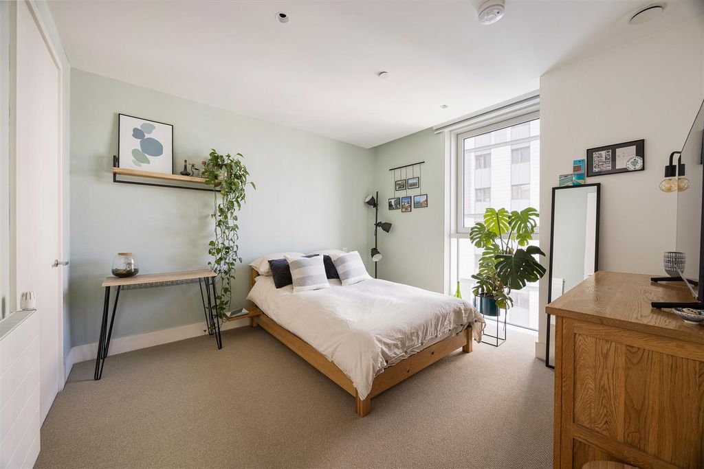 Property photo 3 of 35 Daneland Walk, N17