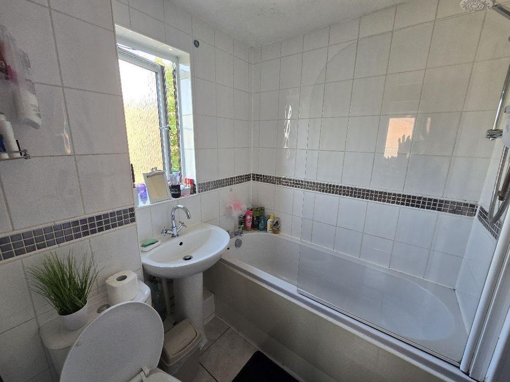 Property photo 2 of 5 Bathroom.Jpg