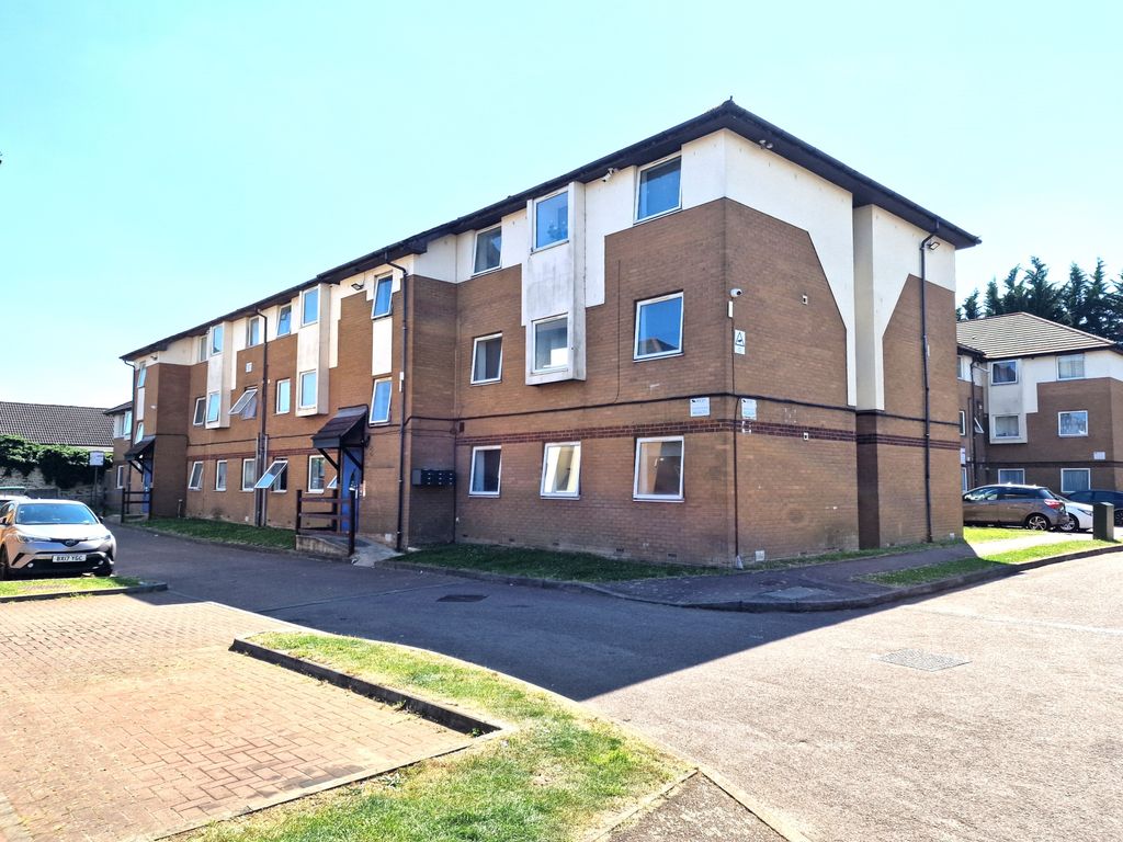 Property photo 1 of 10 One Bedroom Unfurnished Ground Floor Flat Available For Rent Located On Milliners Court, Milliners Way In Luton