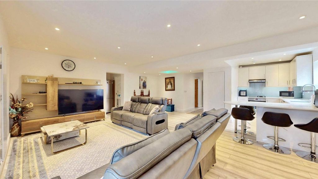 Property photo 2 of 39 Picture No. 26