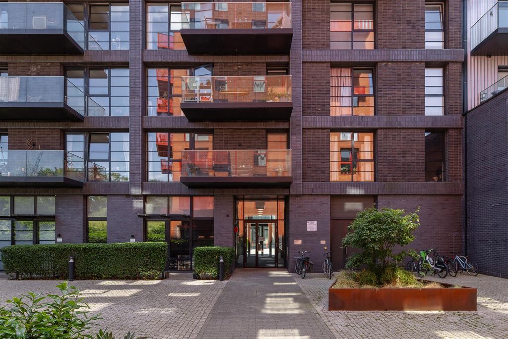 Property photo 3 of 18 Hart Yard, E3