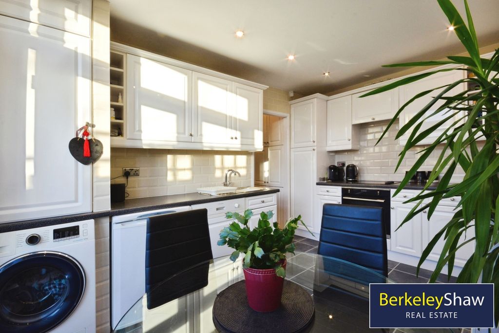 Property photo 3 of 17 Kitchen