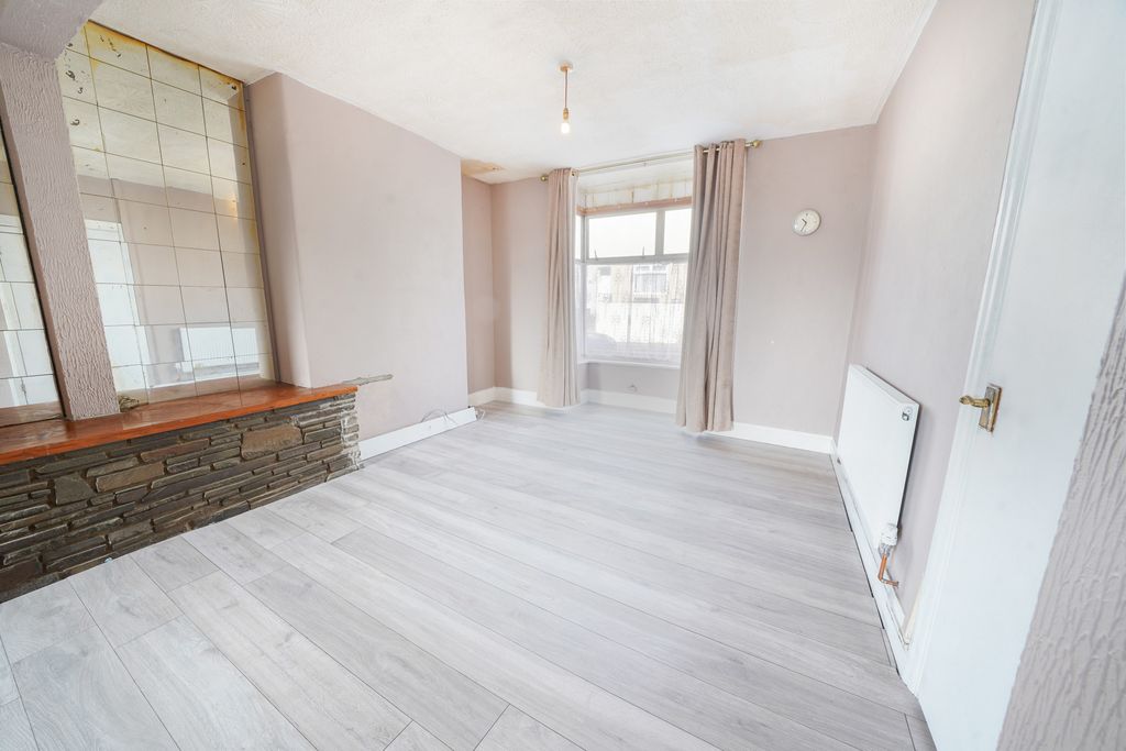 Property photo 3 of 20 4