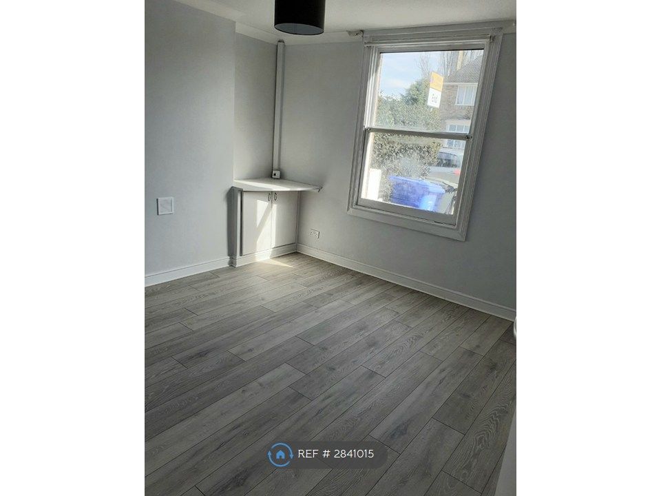 Property photo 2 of 14 Spacious Living Room