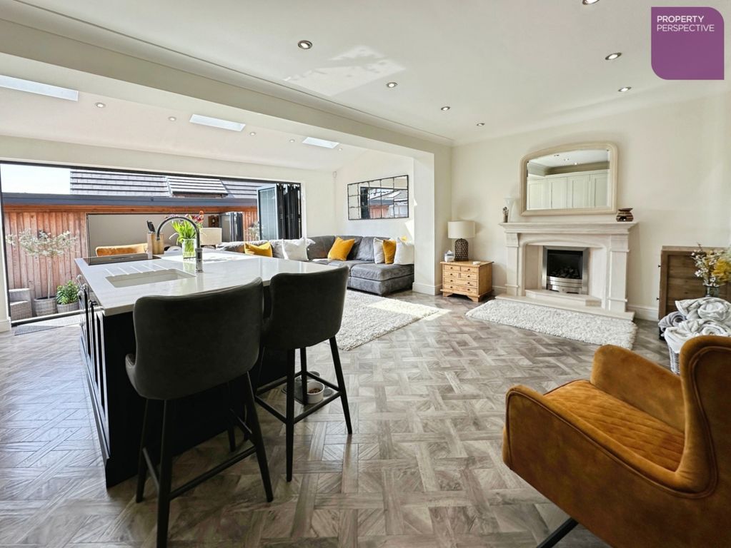 Property photo 2 of 19 Kitchen/Diner/Family Area