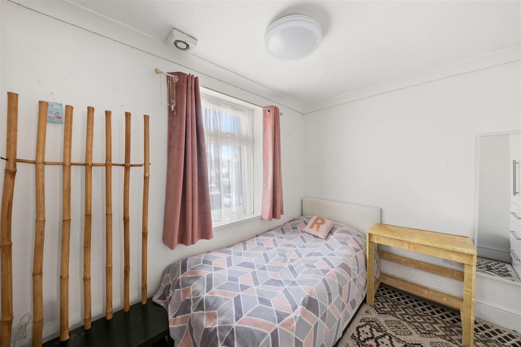 Additional image 11 of 5 bed semi-detached house for saleWhittington Avenue, Hayes UB4