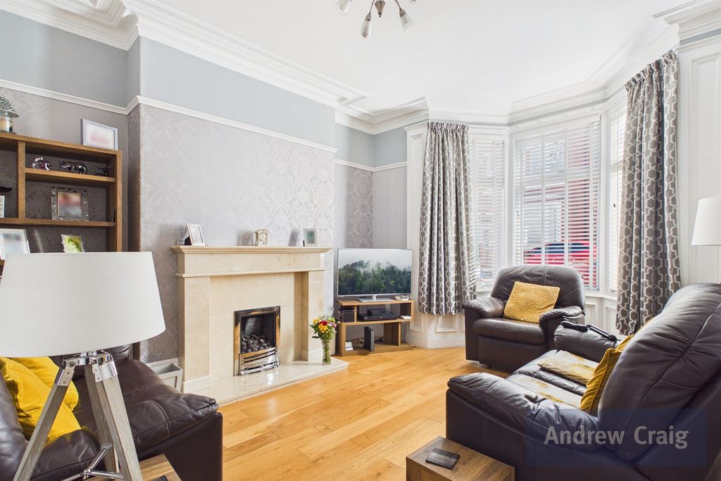 Property photo 2 of 19 Lounge