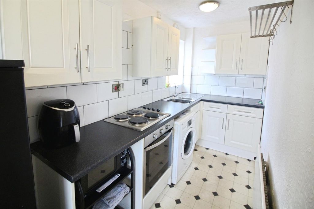 Property photo 3 of 8 Kitchen