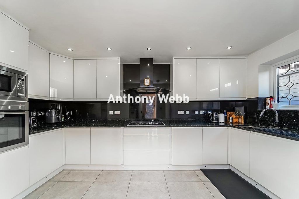 Property photo 1 of 20 Kitchen