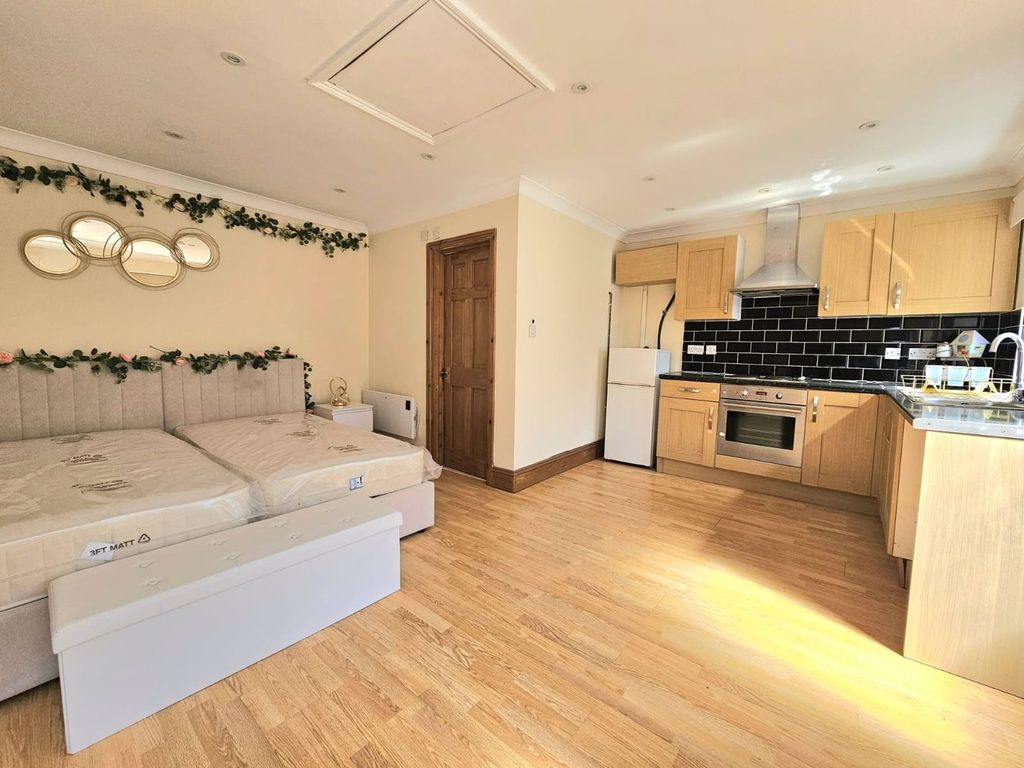 Property photo 1 of 5 Studio