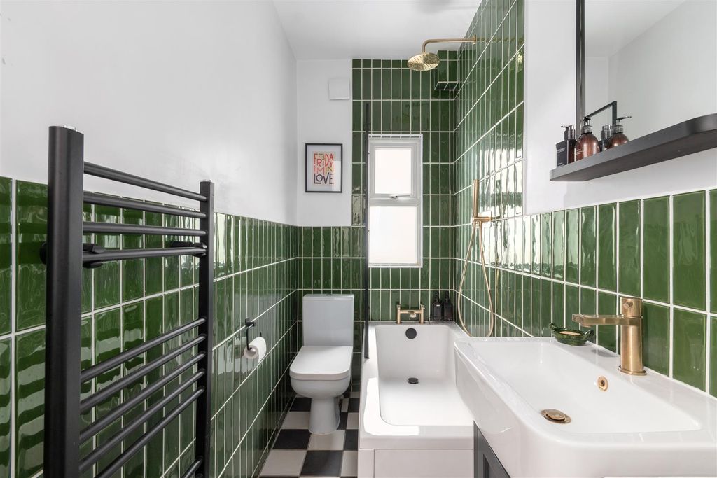 Property photo 3 of 11 Bathroom