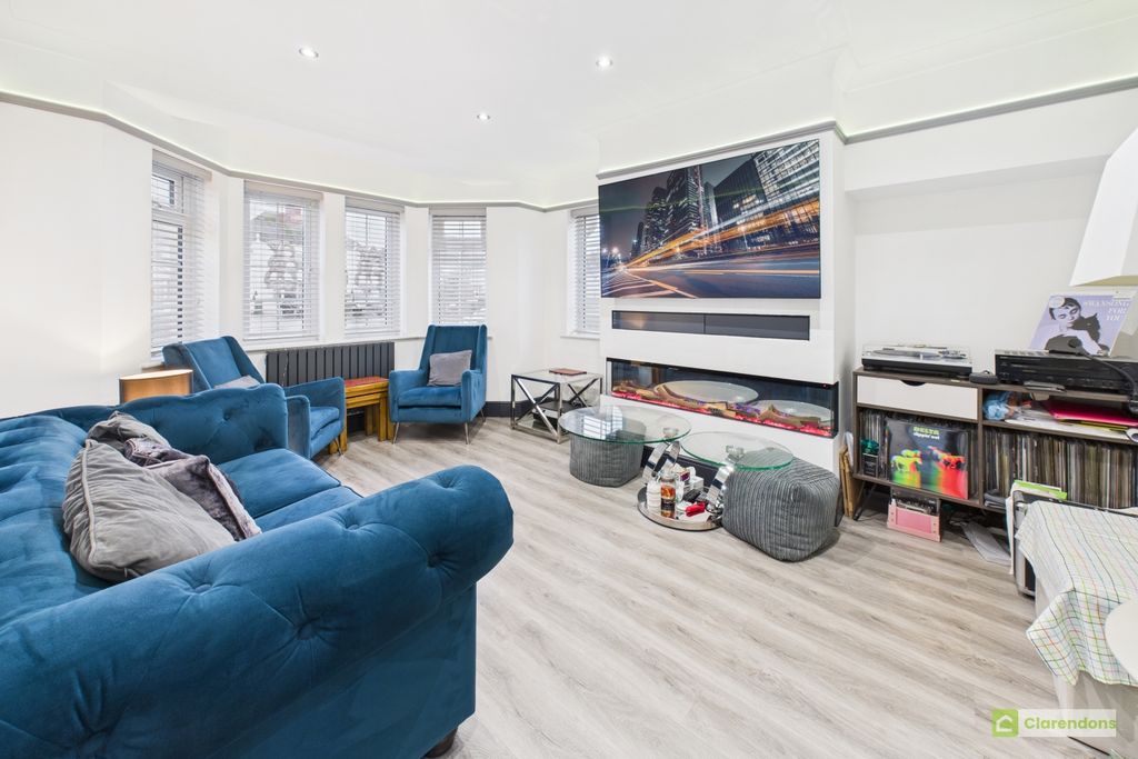 Property photo 3 of 19 Cam02528G0-Pr0432-Still010