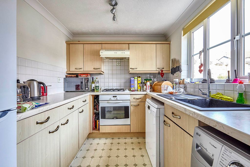 Property photo 2 of 9 Kitchen