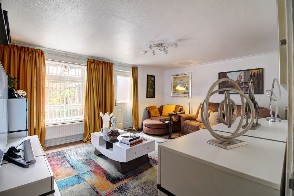 Property photo 2 of 18 Lounge