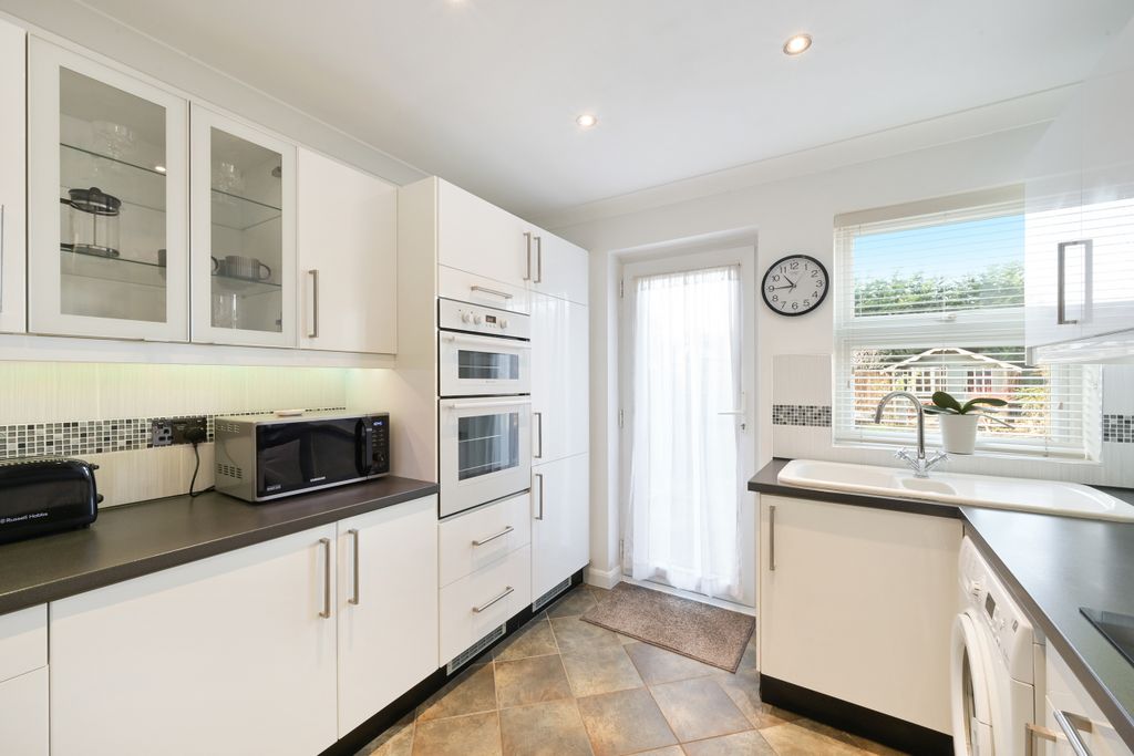 Property photo 3 of 16 Cressall Mead 3 (3)