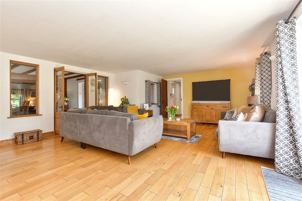 Property photo 2 of 17 Lounge