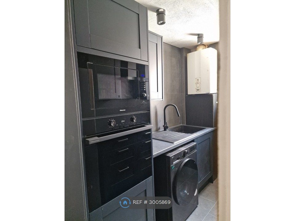 Property photo 3 of 20 Brand New Kitchen With Top Class Appliances