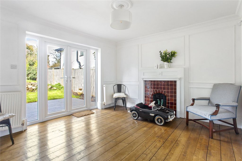 Property photo 3 of 12 Seating Area