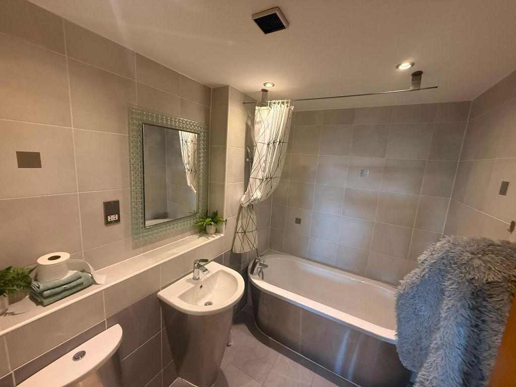 Property photo 3 of 6 Bathroom