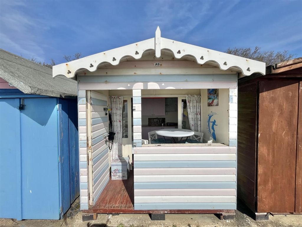 Property photo 1 of 7 Beach Hut