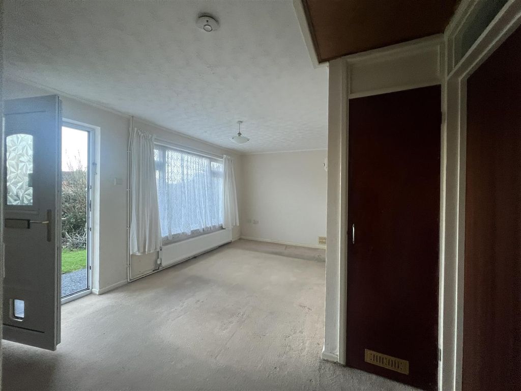 Property photo 3 of 16 Lounge