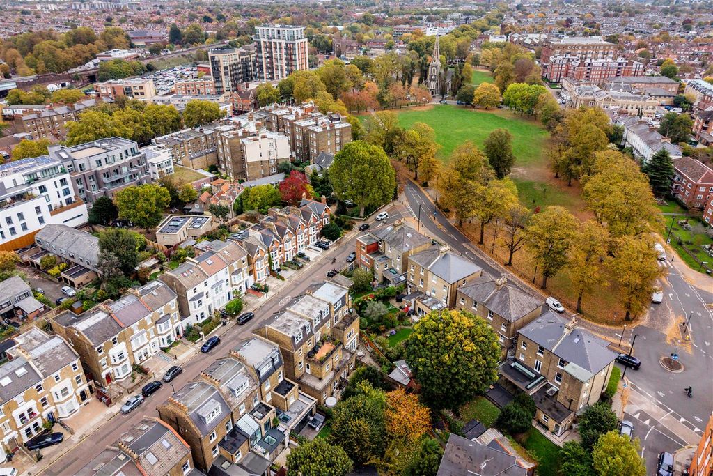 Property photo 3 of 8 Arlington Gardens-21.Jpg